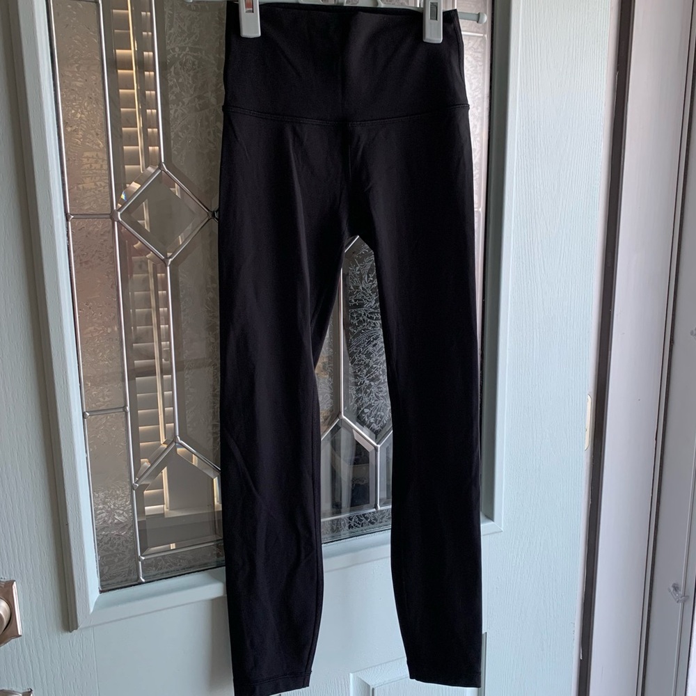 49. Size 2 LULULEMON Black Wonder Under Leggings